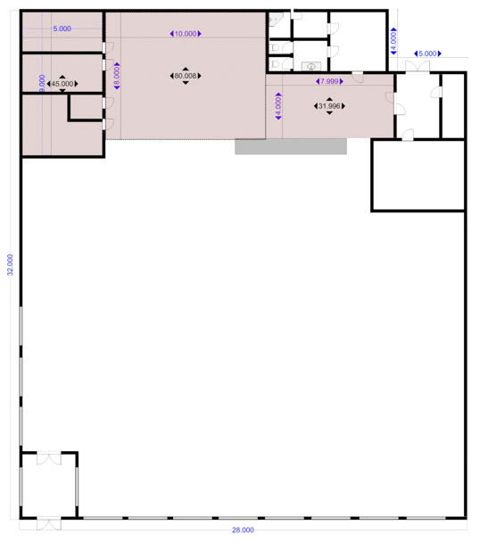 Bild 6 visar en planritning f&ouml;r en n&auml;stan rektangul&auml;r butiksbyggnad sett uppifr&aring;n. Byggnadens yttre m&aring;tt &auml;r 32 meter g&aring;nger 28 meter. Vid ing&aring;ngen finns en f&ouml;rdjupning och delen som p&aring; s&aring; s&auml;tt saknas fr&aring;n rektangeln &auml;r 5 meter g&aring;nger 4 meter. Planritningen visar att det finns f&ouml;rr&aring;dsutrymmen i olika rum i byggnaden. Innerm&aring;tten f&ouml;r dessa omr&aring;den &auml;r 5 meter g&aring;nger 9 meter, 10 meter g&aring;nger 8 meter och 8 meter g&aring;nger 4 meter.